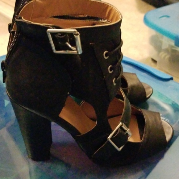 Buckle heeled shoes - Picture 3 of 4